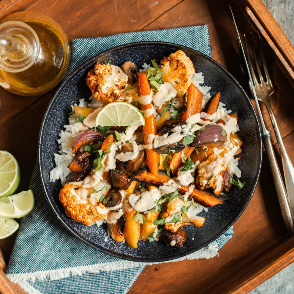 Riz basmati aux légumes rôtis et sauce crémeuse tahini