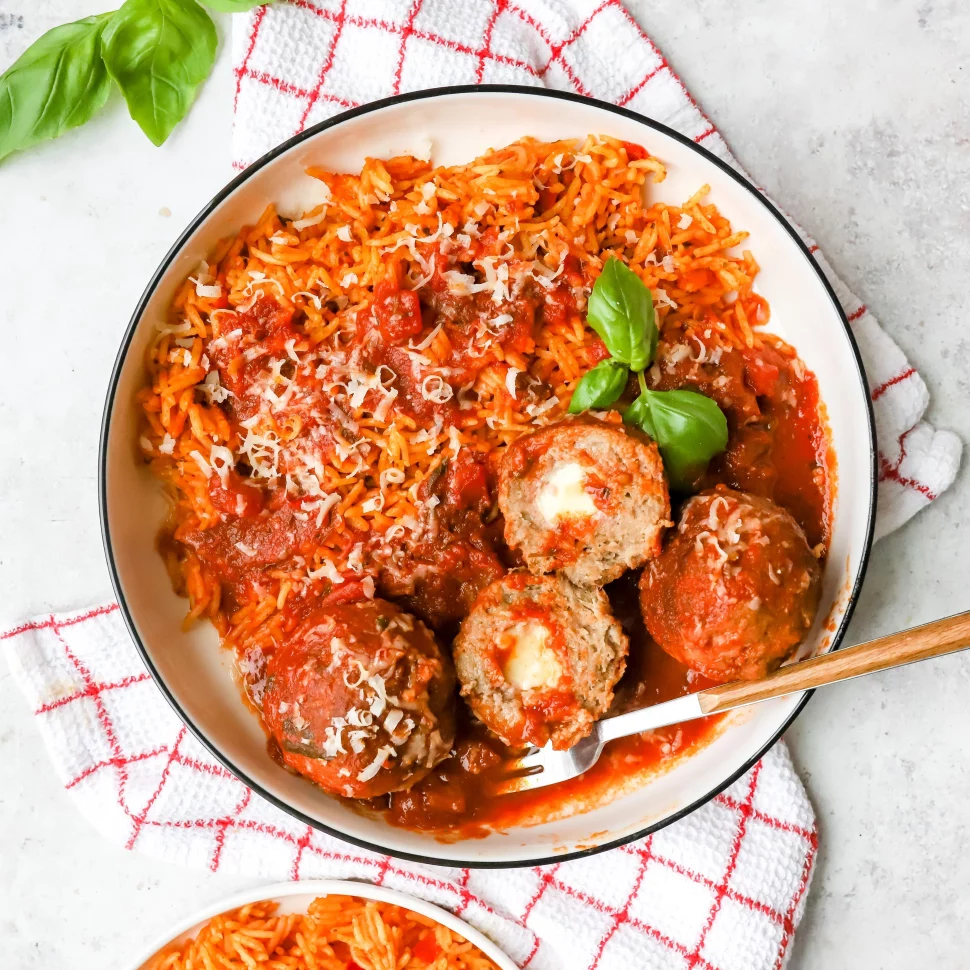 Boulettes de viande à la mozzarella dans une sauce tomate