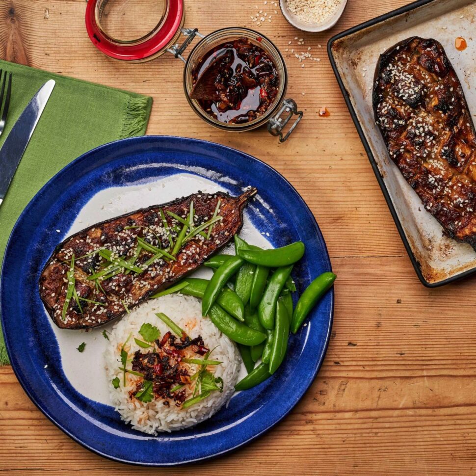 Aubergines rôties au miso avec pois mange-tout et huile de piment croustillante