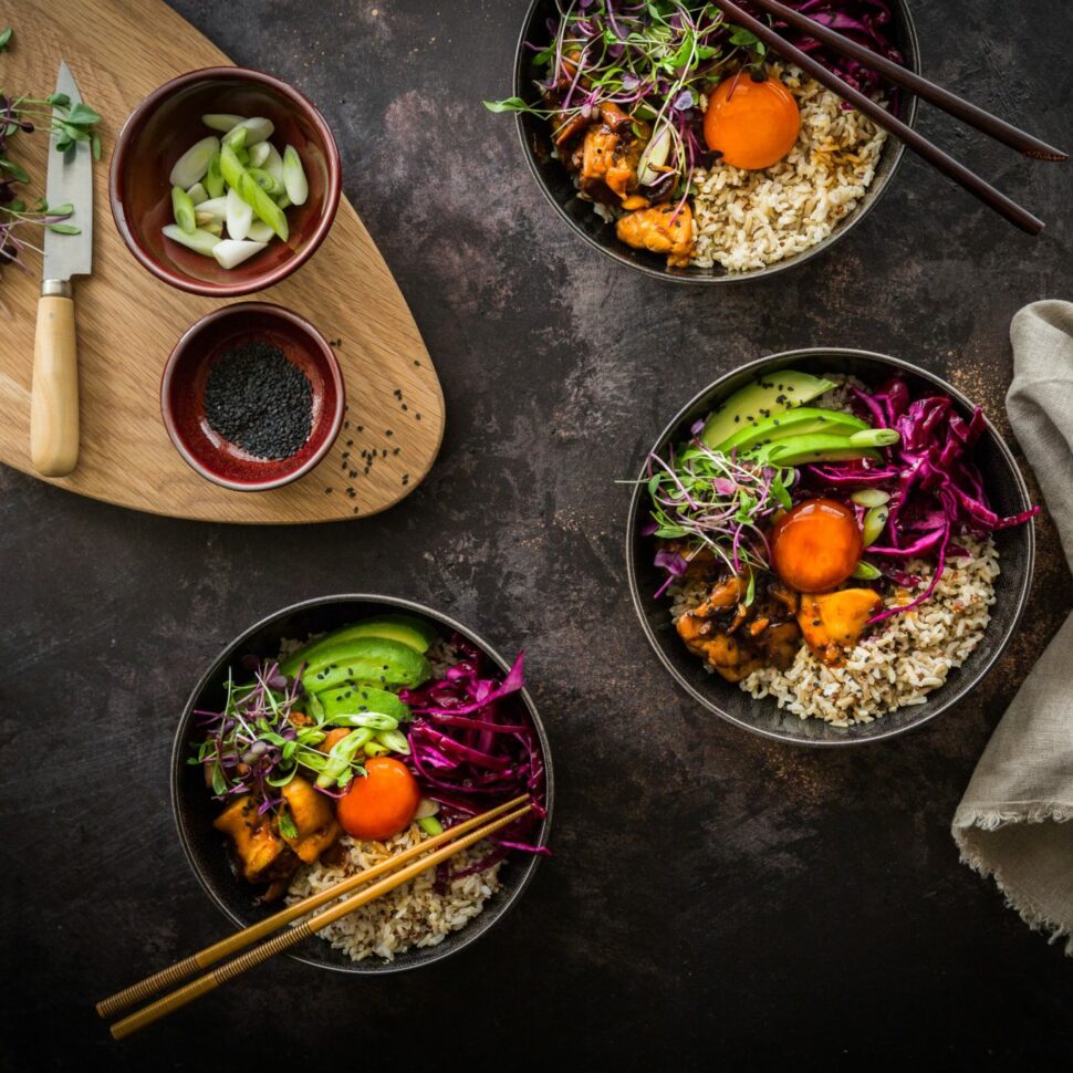 Donburi au poulet avec œuf confit au soja et chou mariné