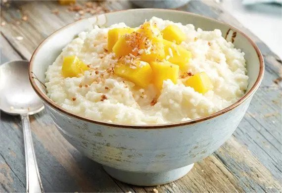 Pouding au riz à la noix de coco et à la mangue